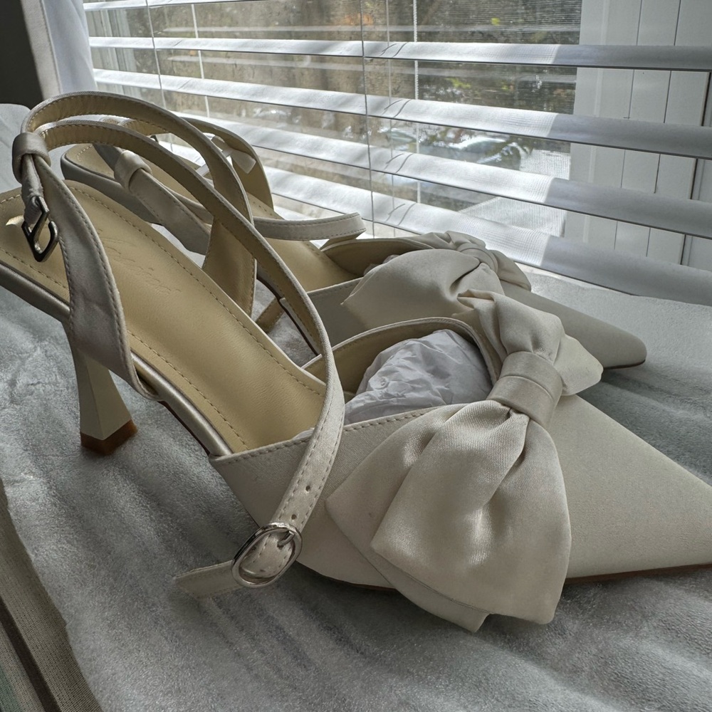 Yikasini Ivory Satin bow heel